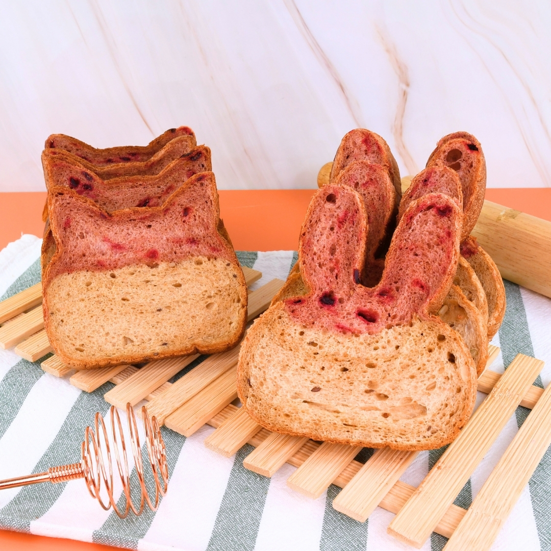 Cat and bunny toast from Toast & Roll by Swee Heng Singapore
