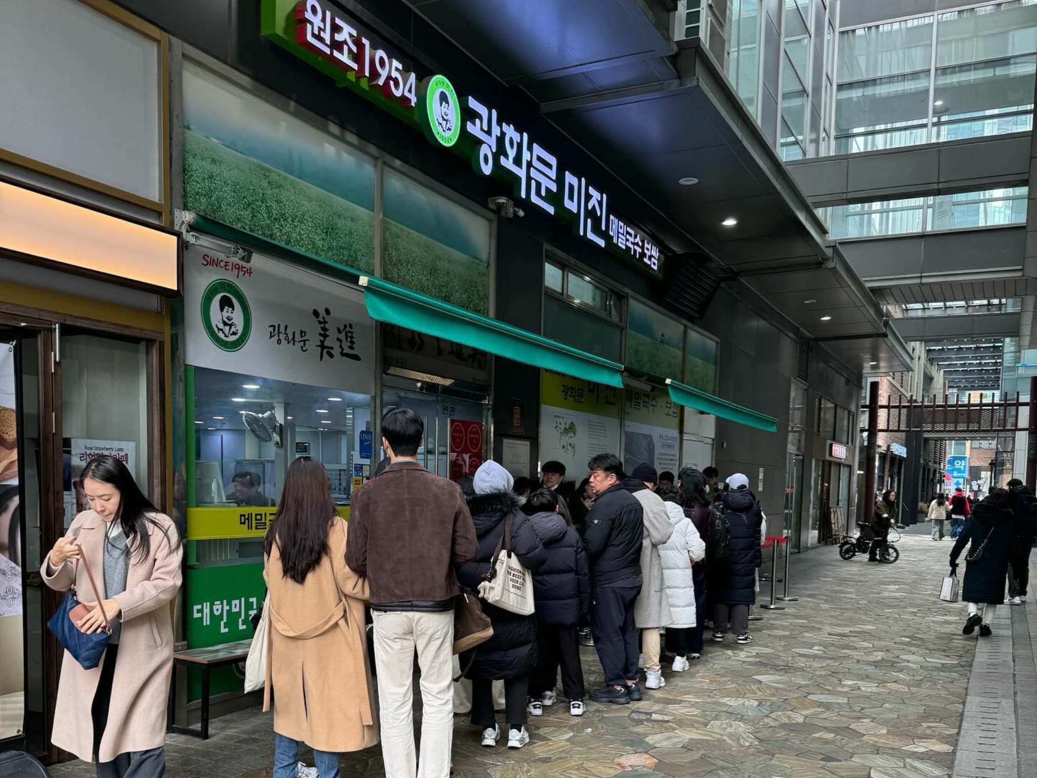 Gwanghwamun Mijin queue Korea Seoul