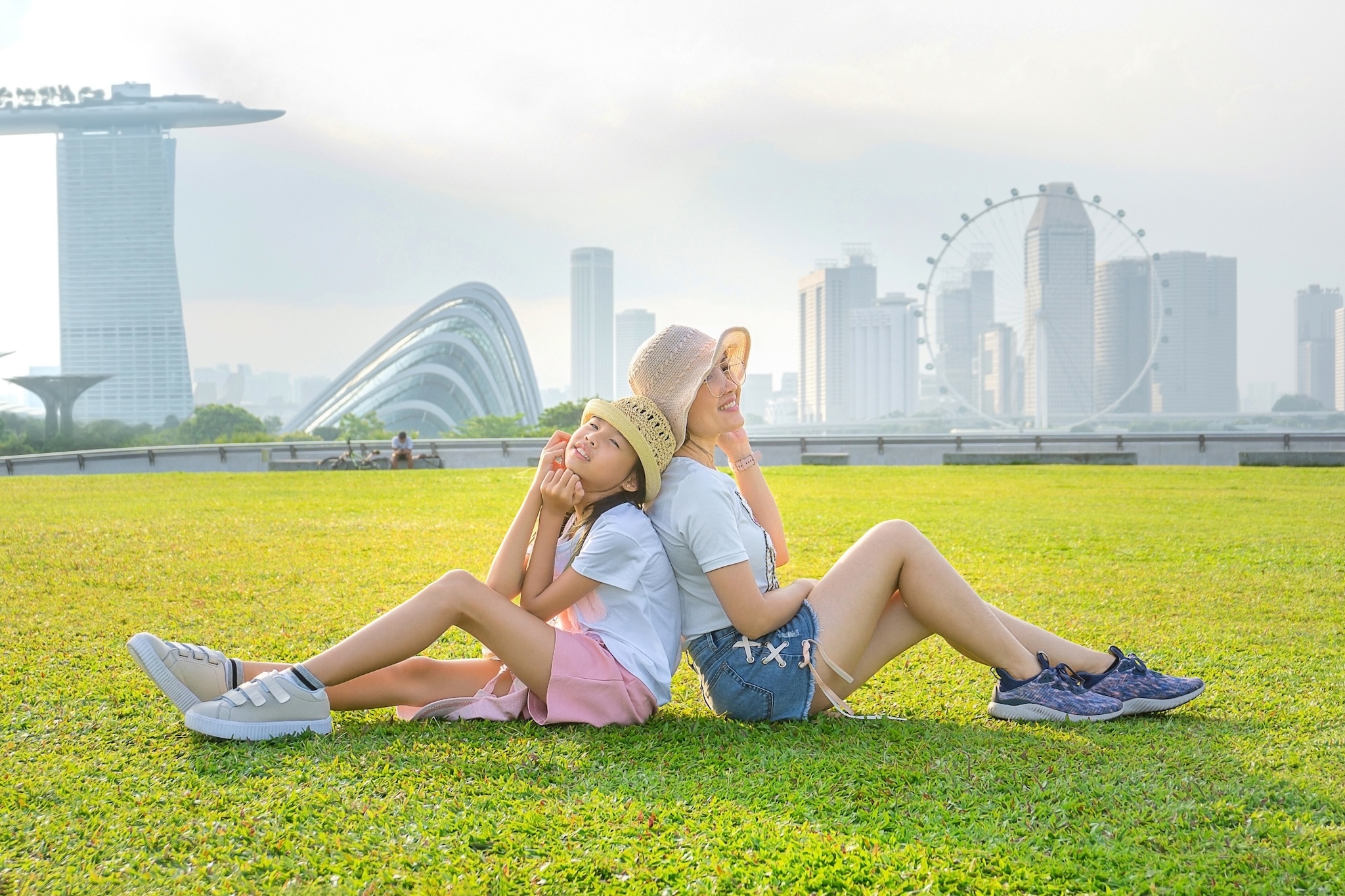Tourists are traveling happily in Singapore.